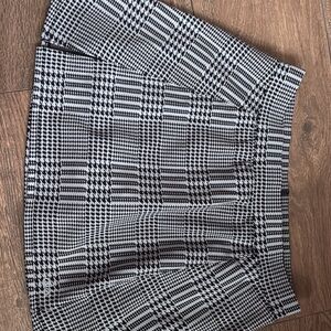 Alo Black and White Houndstooth Skort